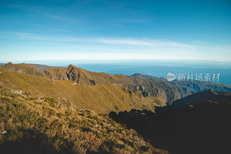 从最高的山峰Pico Ruivo俯瞰马德拉岛。在大西洋的一个小岛上冒险。绿色植被变成了岩石表面。葡萄牙的宝藏